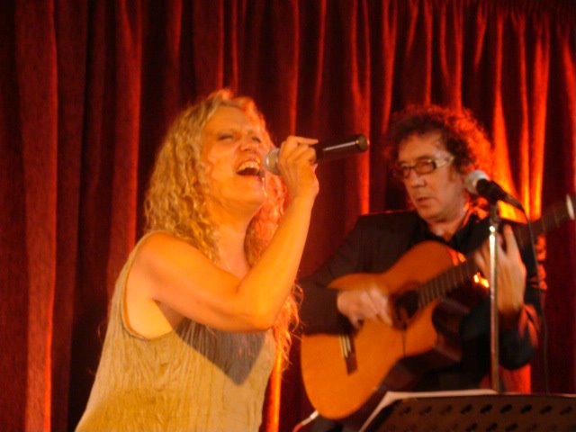 Mike y Mona en escena