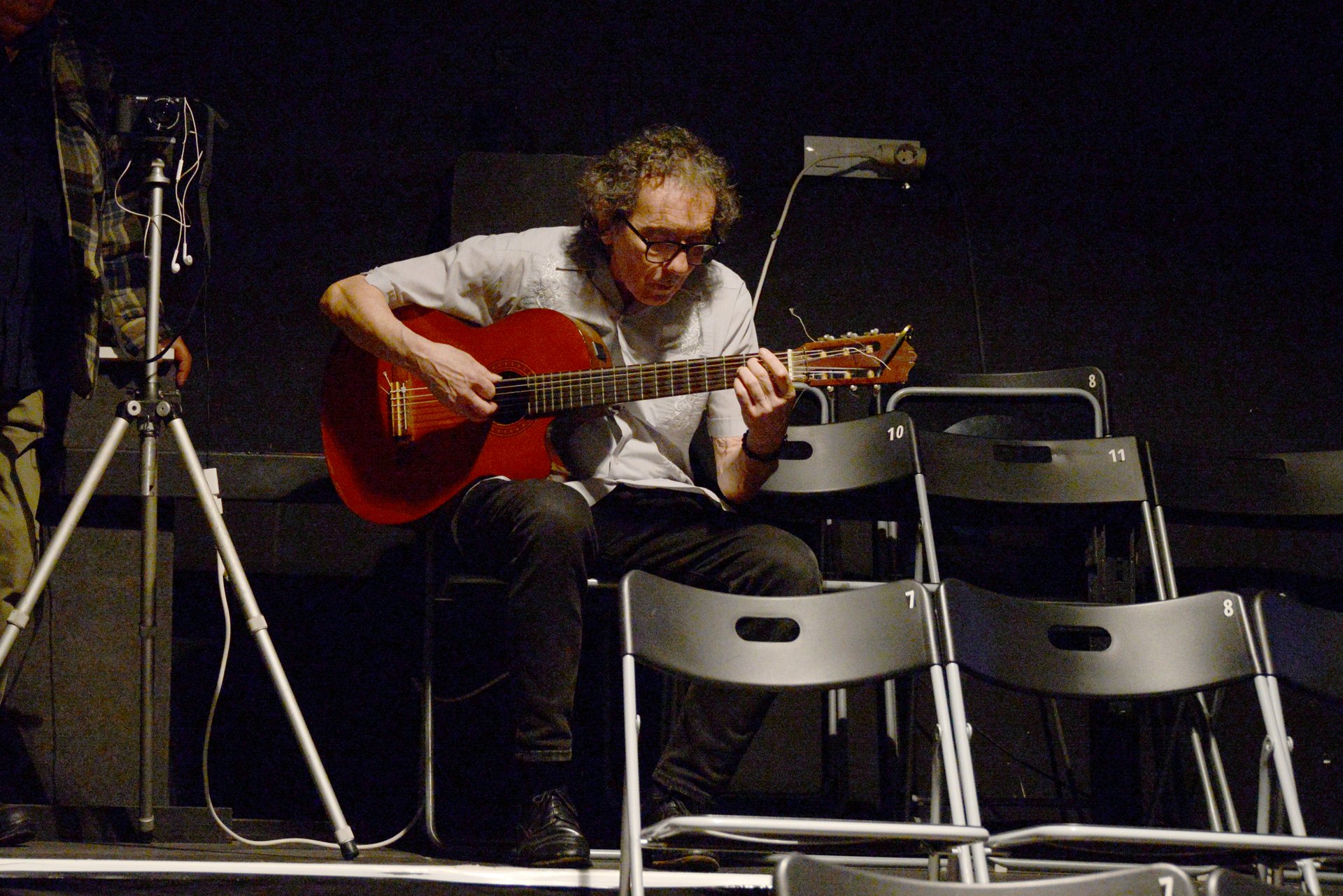 Mike tocando la guitarra en un escenario