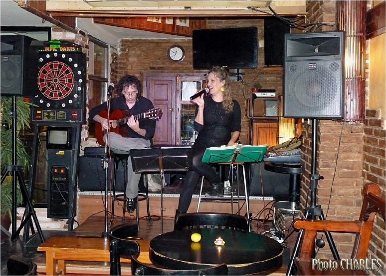Mike y Mona en escena