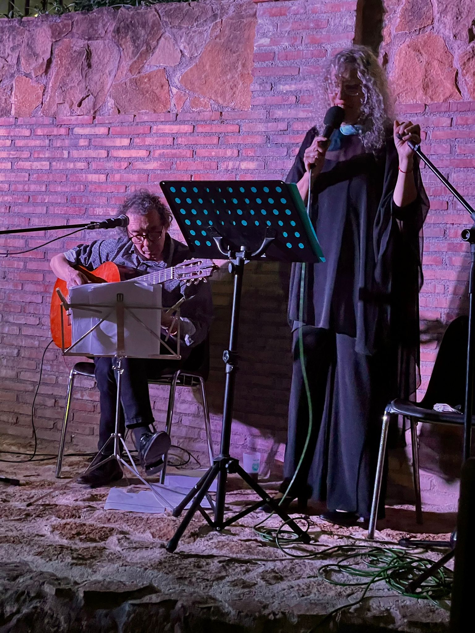 Mona canta junto a Mike a la guitarra en un concierto nocturno en Geldo por el Día de la Mujer