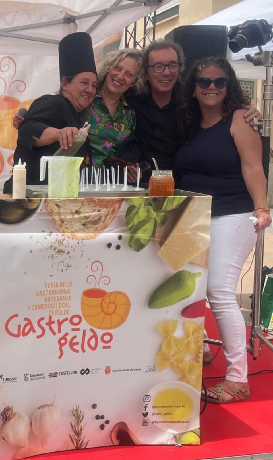 Mike y Mona con dos participantes en la feria GastroGeldo