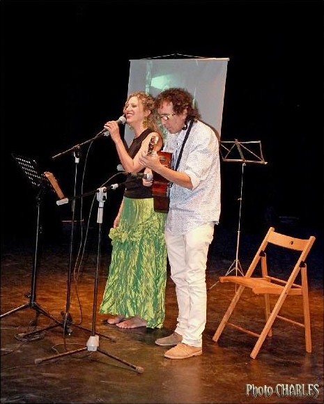 Mike y Mona en escena