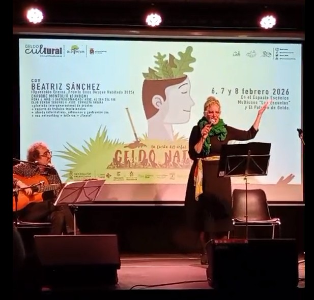 Mona en el escenario del festival Geldo Natura, en la fiesta del árbol