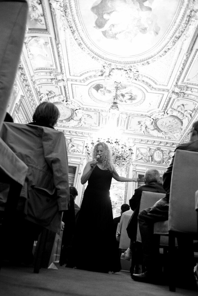 Mona cantando en la Casa de América, en blanco y negro
