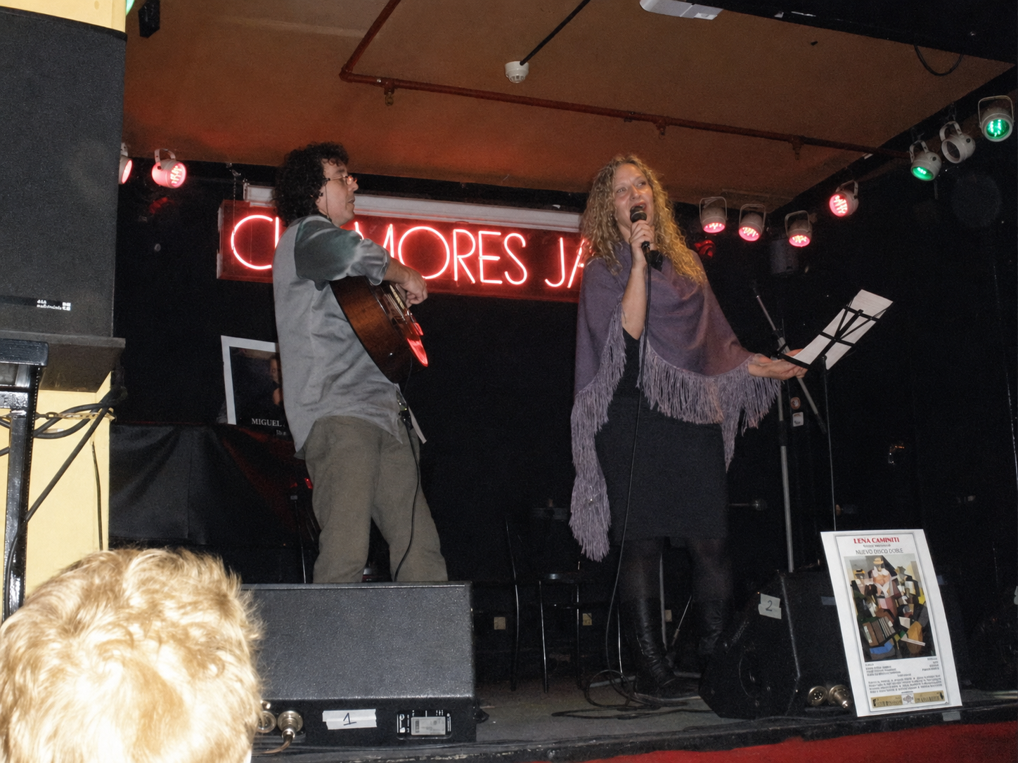 Mike y Mona en directo en la sala Clamores de Madrid, con el rótulo de neón de la sala al fondo