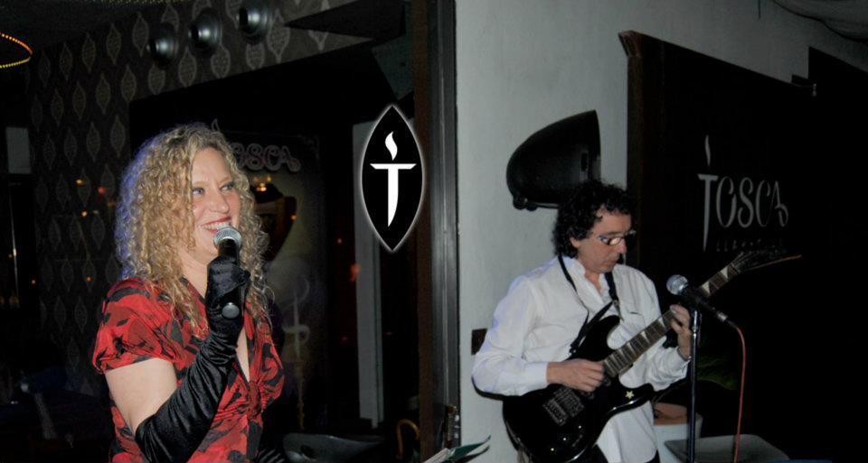 Mike y Mona en escena